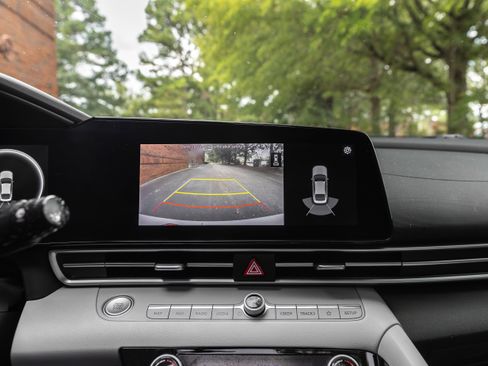 Used 2021 Hyundai Elantra Limited image 11