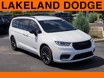 New 2025 Chrysler Pacifica Select