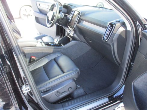 Certified 2023 Volvo XC40 B5 Ultimate w/ Protection Package Premier image 15