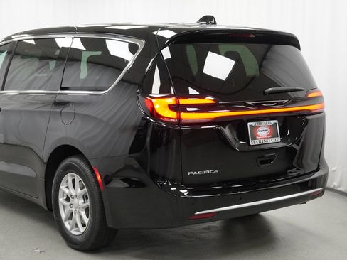New 2027 Chrysler Pacifica Select FWD image 12