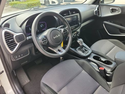 Used 2025 Kia Soul LX w/ LX Technology Package FWD image 13