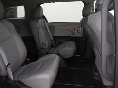 Used 2021 Toyota Sienna XLE image 14