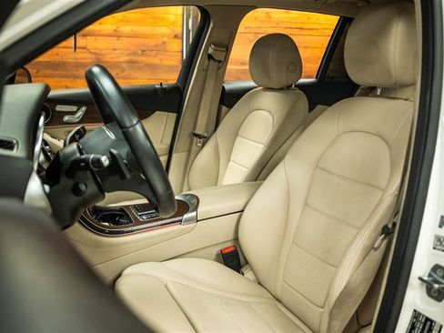 Used 2021 Mercedes-Benz GLC 300 4MATIC w/ Premium Package image 10
