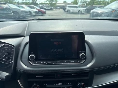 Used 2025 Nissan Rogue SV AWD/4WD image 16