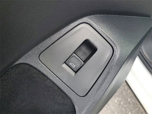 Used 2019 Volkswagen Tiguan SEL Premium image 17