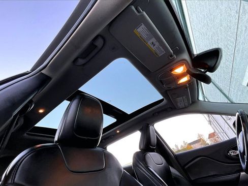 Used 2019 Jeep Cherokee Latitude Plus w/ Comfort/Convenience Group image 25