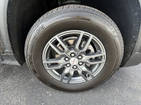 Used 2025 GMC Acadia Elevation image 9