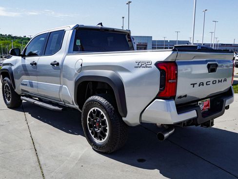 Certified 2025 Toyota Tacoma TRD Off-Road AWD/4WD image 6