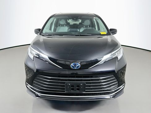 Used 2024 Toyota Sienna Limited AWD/4WD image 2