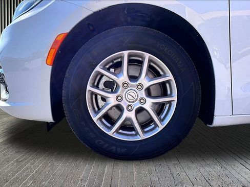 Used 2026 Chrysler Pacifica Select FWD image 9