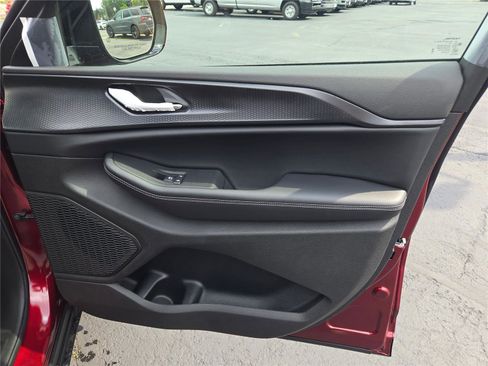 New 2025 Jeep Grand Cherokee Altitude image 4