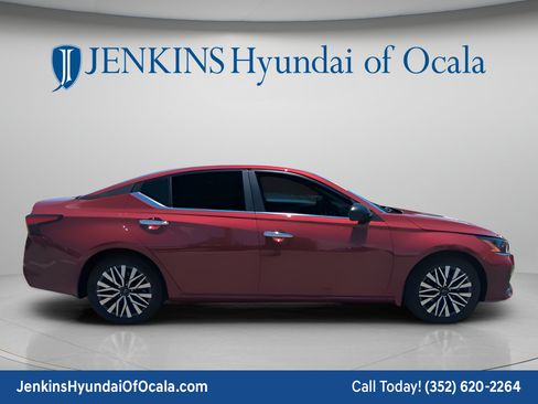 Used 2025 Nissan Altima 2.5 SV FWD image 2