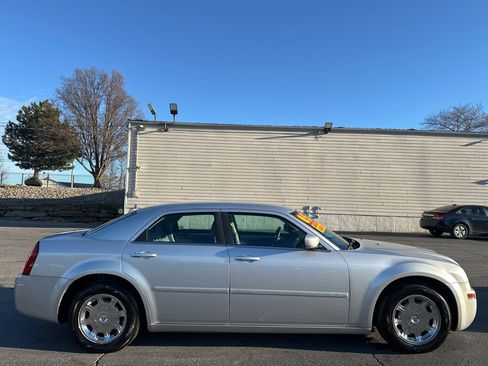 Used 2005 Chrysler 300 Touring image 5