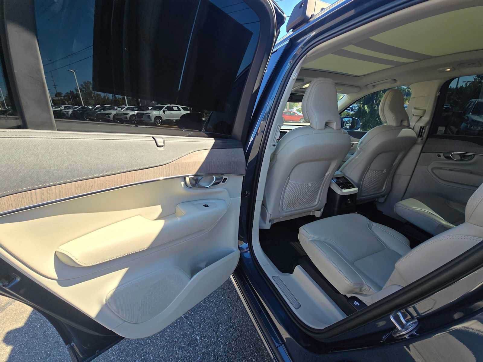 Used 2023 Volvo XC90 T8 Ultimate AWD/4WD image 15