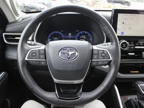 Used 2024 Toyota Highlander Limited image 14