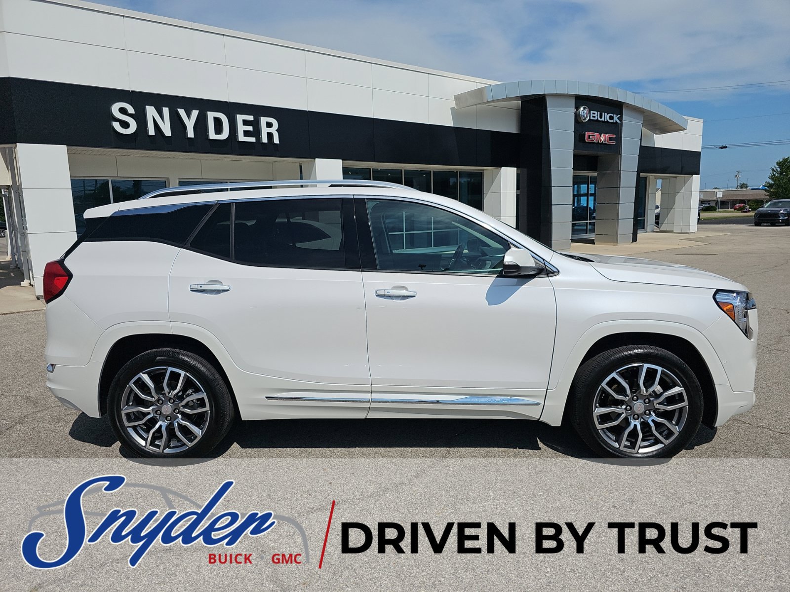 Used 2024 GMC Terrain Denali w/ Denali Premium Package AWD/4WD image 37