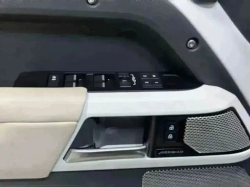 Used 2024 Land Rover Defender 130 S image 38