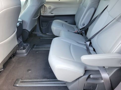 Used 2024 Toyota Sienna XLE image 9
