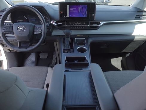 Used 2025 Toyota Sienna LE FWD image 10