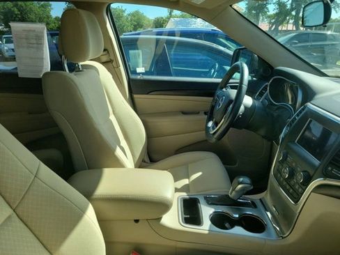 Used 2018 Jeep Grand Cherokee Laredo RWD image 2