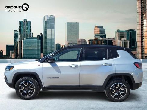 Used 2025 Jeep Compass Trailhawk w/ Trailer Tow Group AWD/4WD image 2