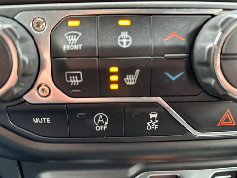 Used 2022 Jeep Wrangler Unlimited Sahara image 23