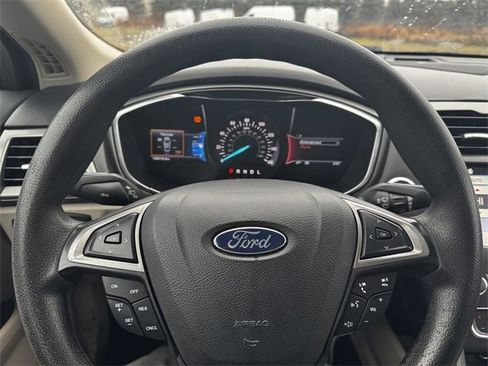 Used 2017 Ford Fusion SE w/ Fusion SE Technology Package image 21