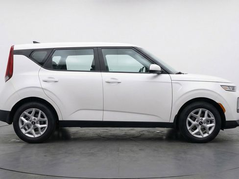 Used 2025 Kia Soul LX w/ LX Technology Package FWD image 11