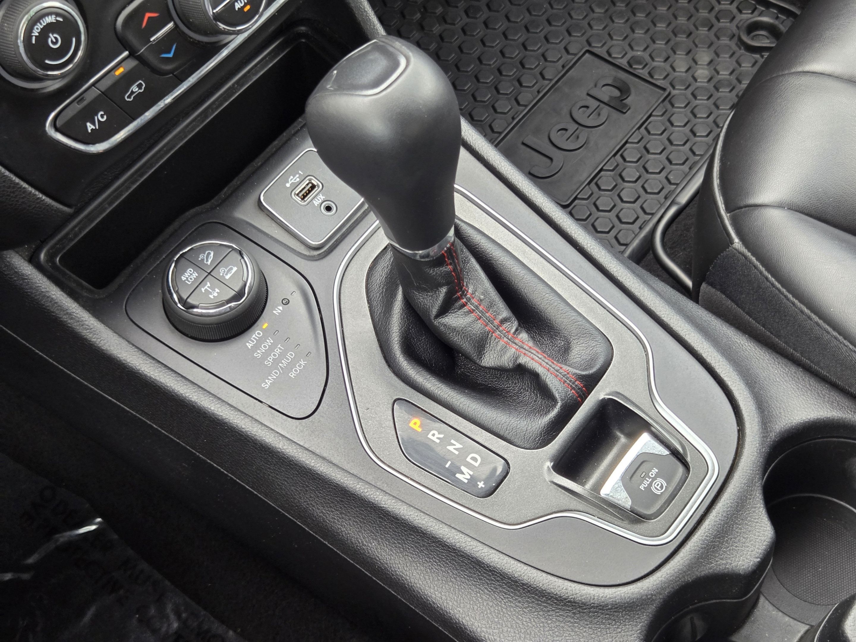Used 2019 Jeep Cherokee Trailhawk AWD/4WD image 15