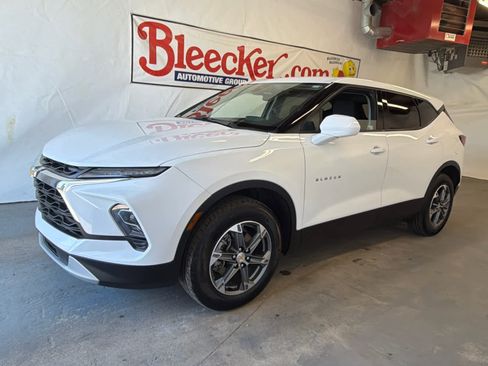Used 2025 Chevrolet Blazer LT FWD image 2
