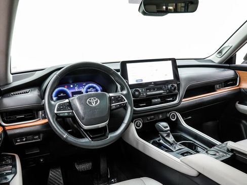 Used 2024 Toyota Grand Highlander AWD image 4