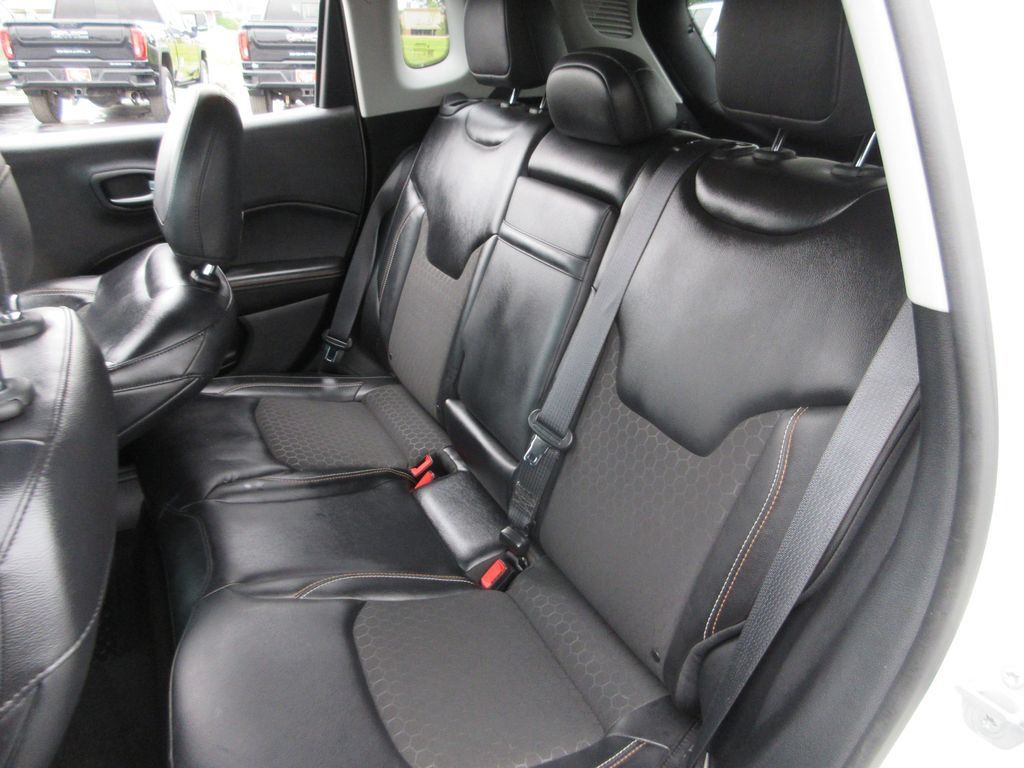 Used 2017 Jeep Compass Latitude w/ Cold Weather Group AWD/4WD image 19