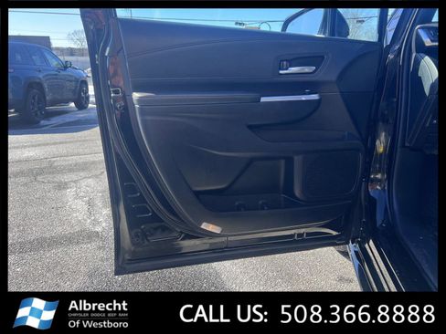 Used 2025 Toyota Sienna XLE Woodland Edition image 11