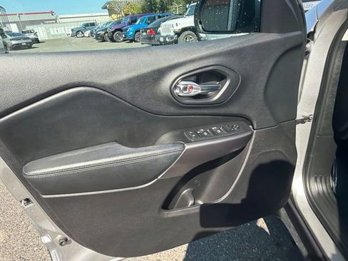 Used 2020 Jeep Cherokee Latitude FWD image 17