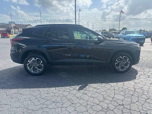 Used 2025 Chevrolet Trax LT FWD image 7