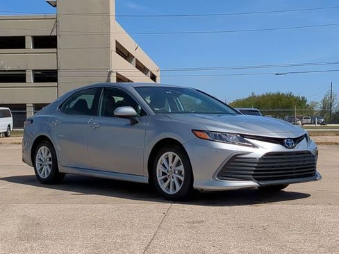 Used 2024 Toyota Camry LE image 3