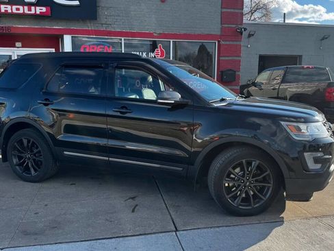 Used 2017 Ford Explorer XLT w/ Equipment Group 202A image 3