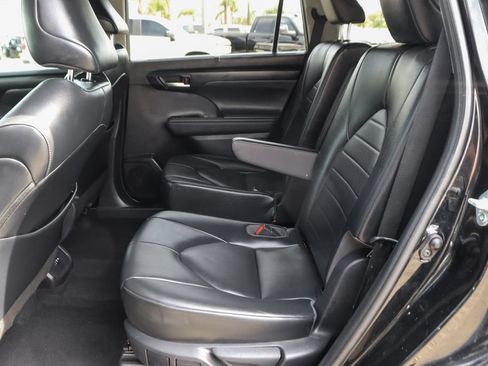 Used 2021 Toyota Highlander XLE AWD/4WD image 36