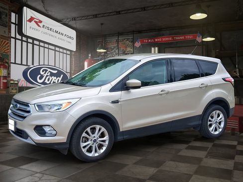 Used 2017 Ford Escape SE w/ SE Cold Weather Package AWD/4WD image 1