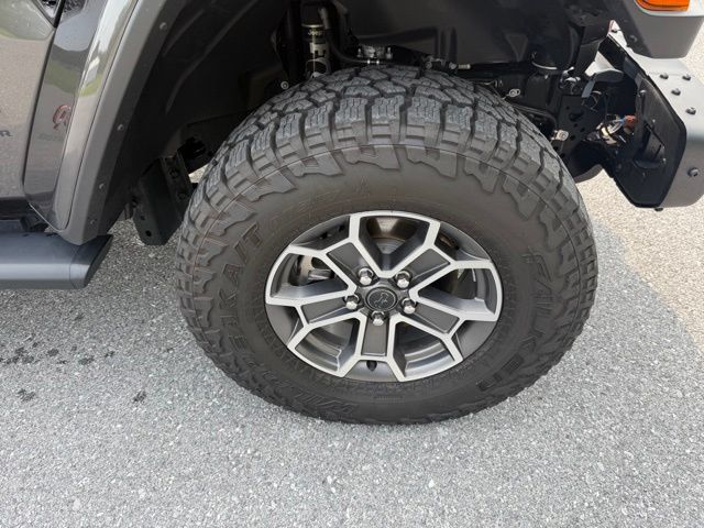 Used 2024 Jeep Gladiator Mojave AWD/4WD image 9
