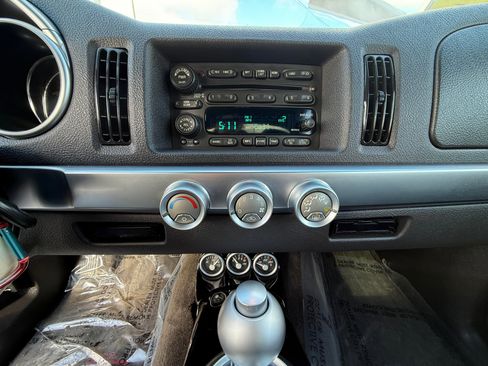 Used 2004 Chevrolet SSR w/ Preferred Equipment Group RWD image 10