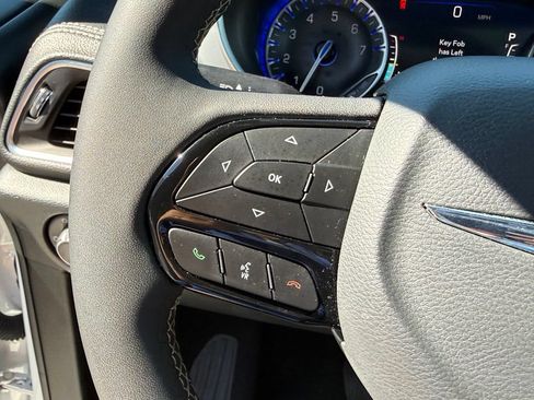 Used 2025 Chrysler Pacifica Limited FWD image 19