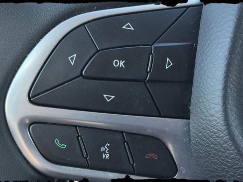 Used 2023 Chrysler Pacifica Touring-L FWD image 33