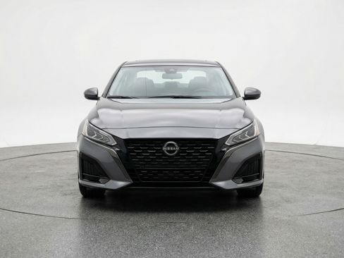 Used 2025 Nissan Altima 2.5 SV FWD image 2
