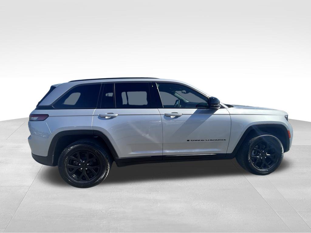 Used 2026 Jeep Grand Cherokee Altitude AWD/4WD image 13