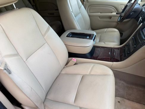Used 2014 Cadillac Escalade Luxury AWD/4WD image 16