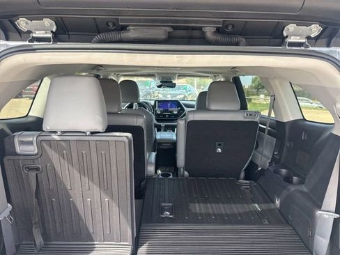 Used 2023 Toyota Highlander Limited image 8