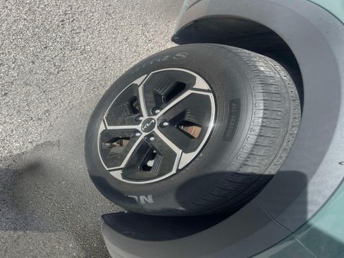 Certified 2023 Kia Niro EX FWD image 4