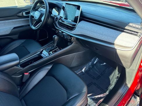 Used 2025 Jeep Compass Latitude image 32