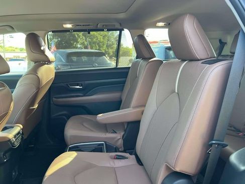 Used 2024 Toyota Grand Highlander AWD image 33